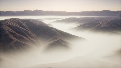 Berglandschaft-Mit-Tiefem-Nebel-Am-Morgen